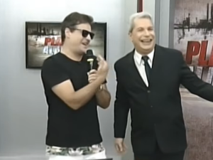[Vídeo] Humorista Vesgo visita Sikêra e imita o apresentador em seu estúdio