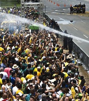 Seguranças da presidência usam spray de pimenta em confusão na posse