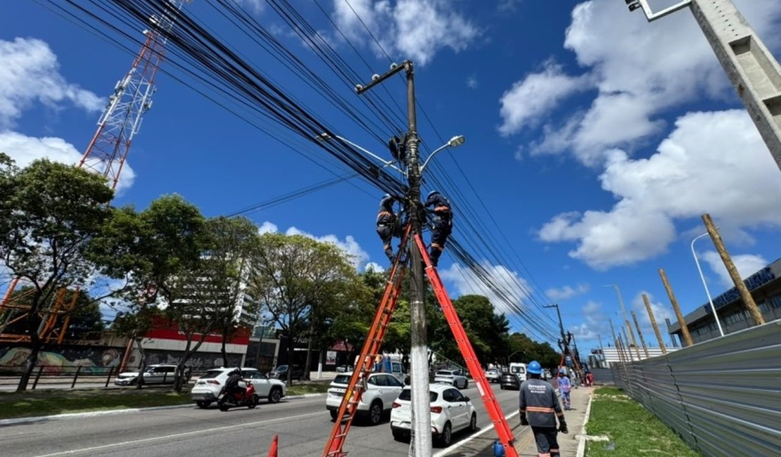 Projeto Poste Limpo avança pela Avenida Fernandes Lima, em Maceió