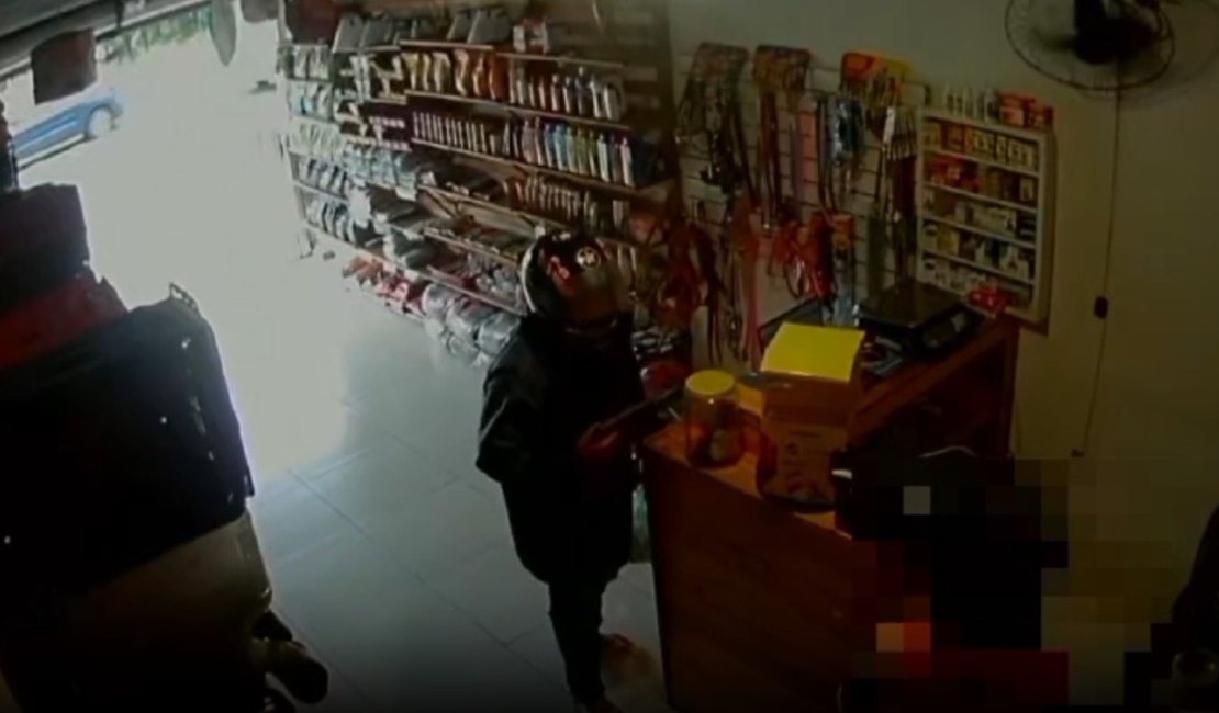 [Vídeo] Homem se passa por cliente e pet shop é assaltado à mão armada, em Maceió