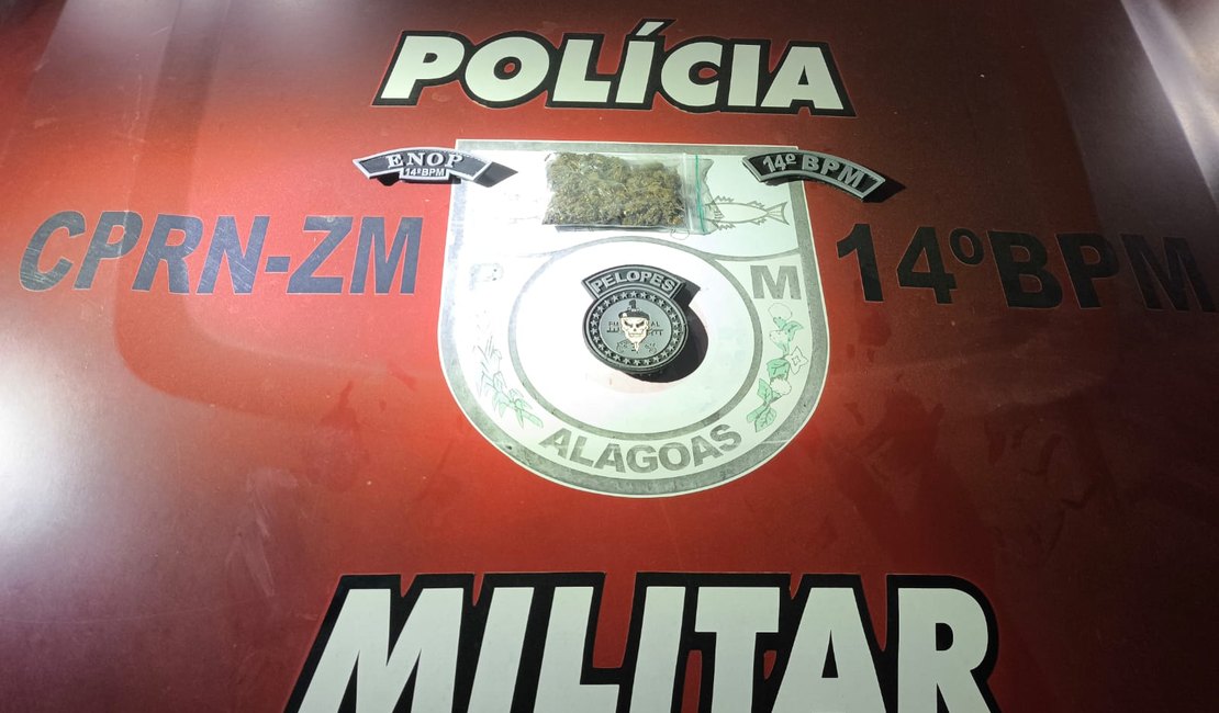 Jovens tentam fugir de abordagem policial e descartam entorpecente em Messias