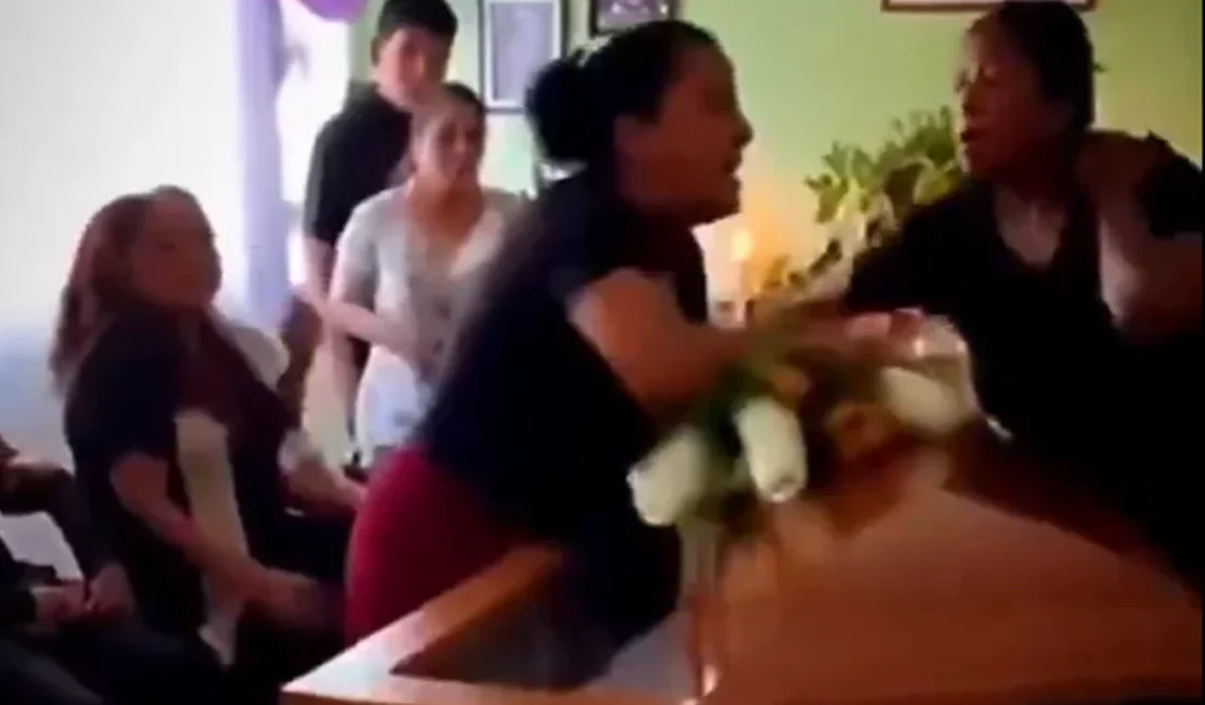 Mulheres descobrem que namoravam mesmo homem e brigam sobre caixão