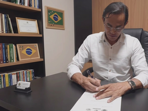 Educação valorizada: prefeito Marcos Silva sanciona lei que concede reajuste com efeito retroativo aos servidores da educação; ação beneficia servidores ativos, aposentados e pensionistas
