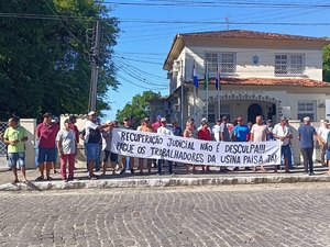 Ex-funcionários da Usina PAISA protestam por pagamento de direitos trabalhistas em Penedo