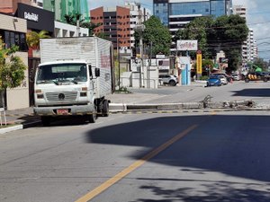 Poste cai e bloqueia os dois sentidos da Avenida Deputado José Lages