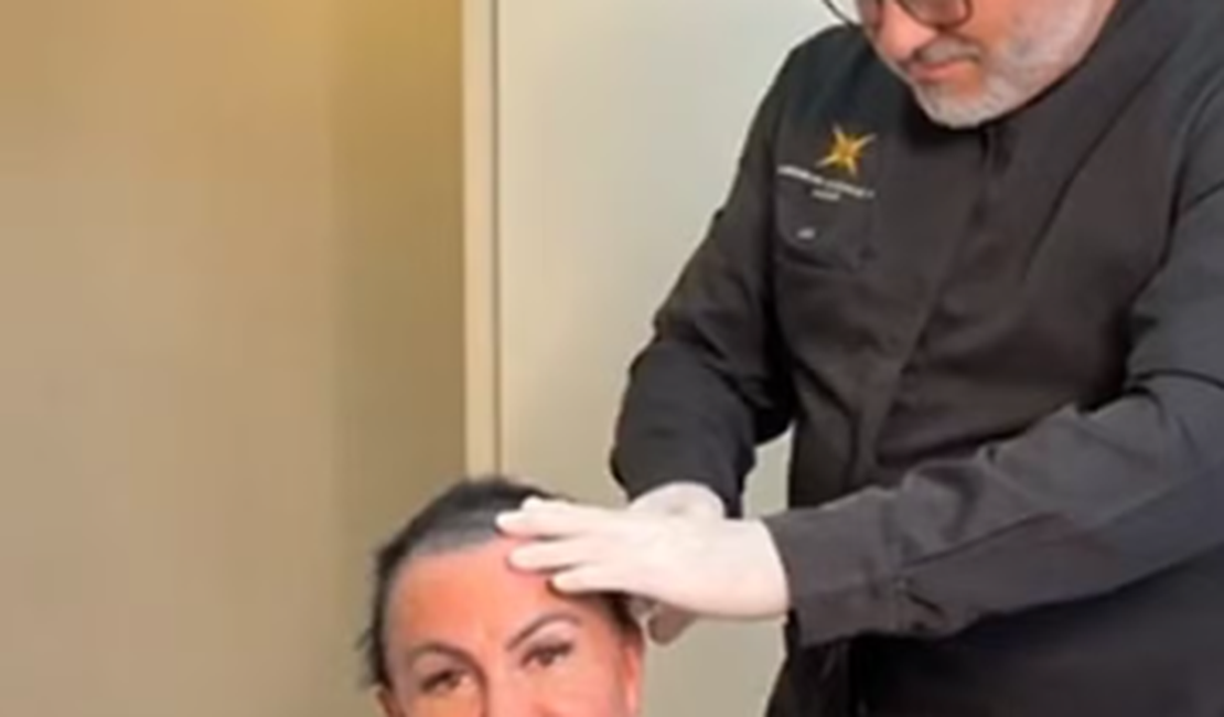 Gretchen raspa cabeça em live antes de iniciar transplante capilar