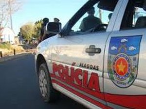 Dupla armada invade casa e rouba veículo em Arapiraca