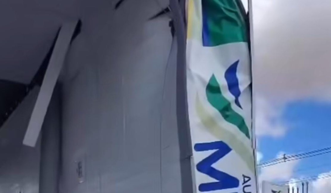 Trabalhador fica ferido após estrutura com placas solares desabar em posto de combustível