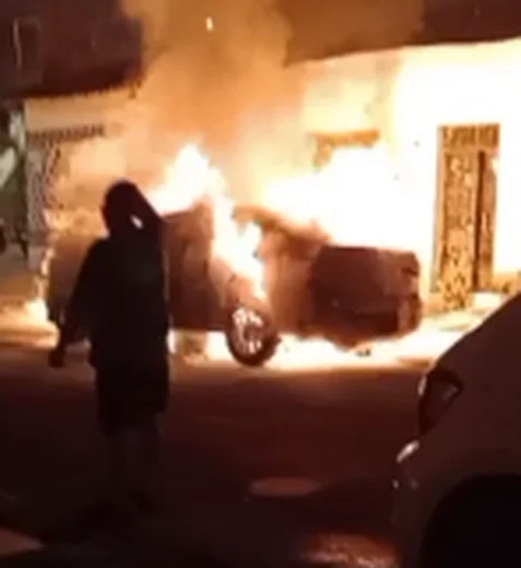 Carro pega fogo após motorista estacionar veículo sobre brasas de fogueira