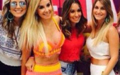 Priscilla (essa loira de amarelo e laranja) posa com amigas em show