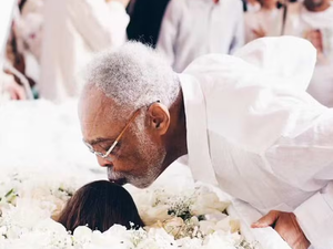Gilberto Gil se despede de Preta Gil com beijo carinhoso em velório