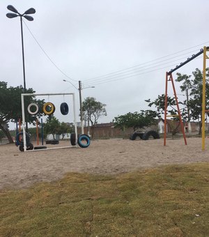 Praça em Arapiraca aparece sem brinquedos usados em filmagem, após vista do prefeito.