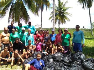 Mutirão de limpeza de praia é realizado em Porto de Pedras