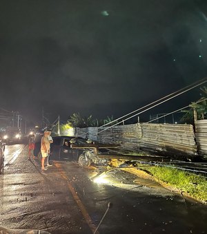 Carro derruba três postes e deixa mais de três mil residências sem energia em Maceió