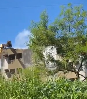 Edifício do bairro do Pinheiro é demolido devido à instabilidade no solo