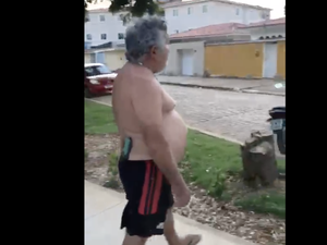 [Vídeo] Idoso armado com faca agride e ameaça skatistas em praça de Palmeira dos Índios