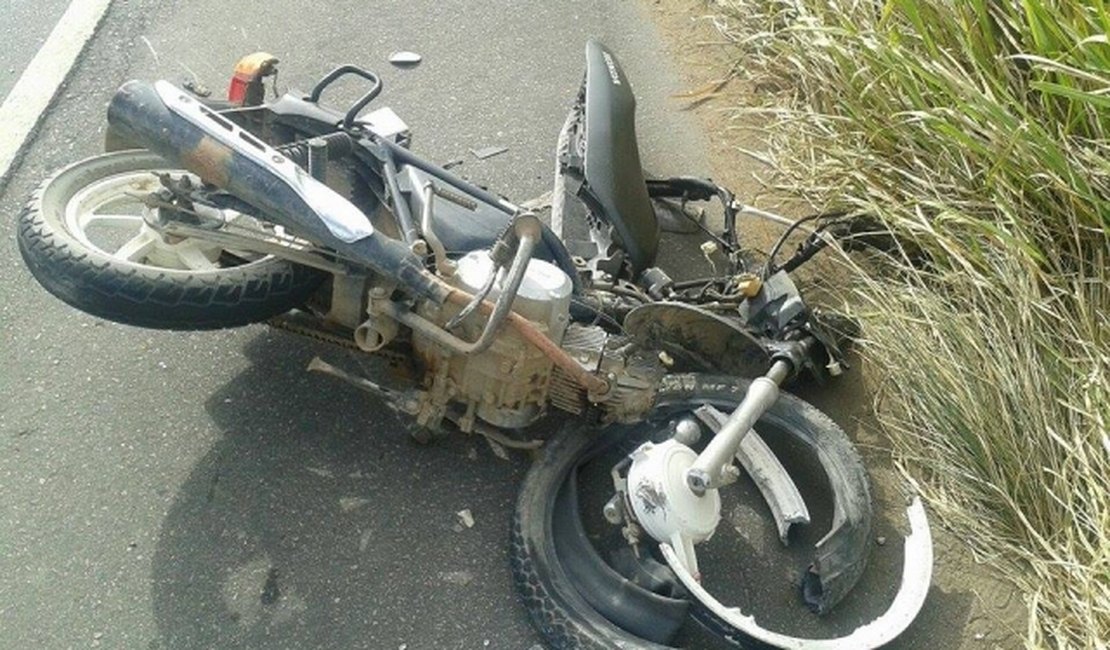 [Vídeo] Motociclista morre após colidir com caminhão