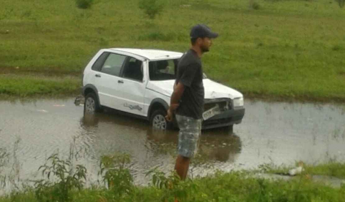 Motorista perde controle do veículo e cai em lagoa próximo a Folha Miúda