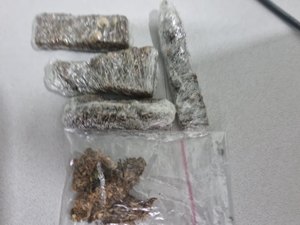 Adolescente é apreendido com bombinhas de maconha, em Arapiraca