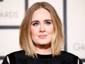 Adele é flagrada aos beijos com outro homem após anúncio de divórcio