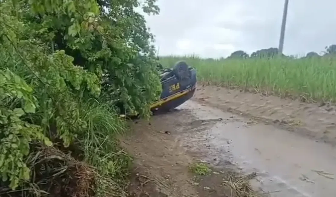 Viatura da PRF capota após derrapar em pista molhada na BR-101, em Teotônio Vilela
