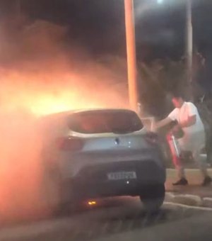 Veículo pega fogo no bairro da Cruz das Almas, em Maceió