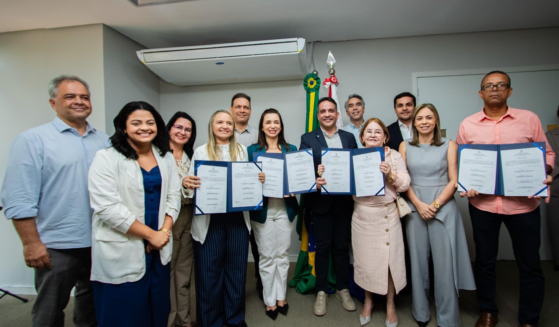 Governador assina ordem de serviço para construção de creches em cinco municípios