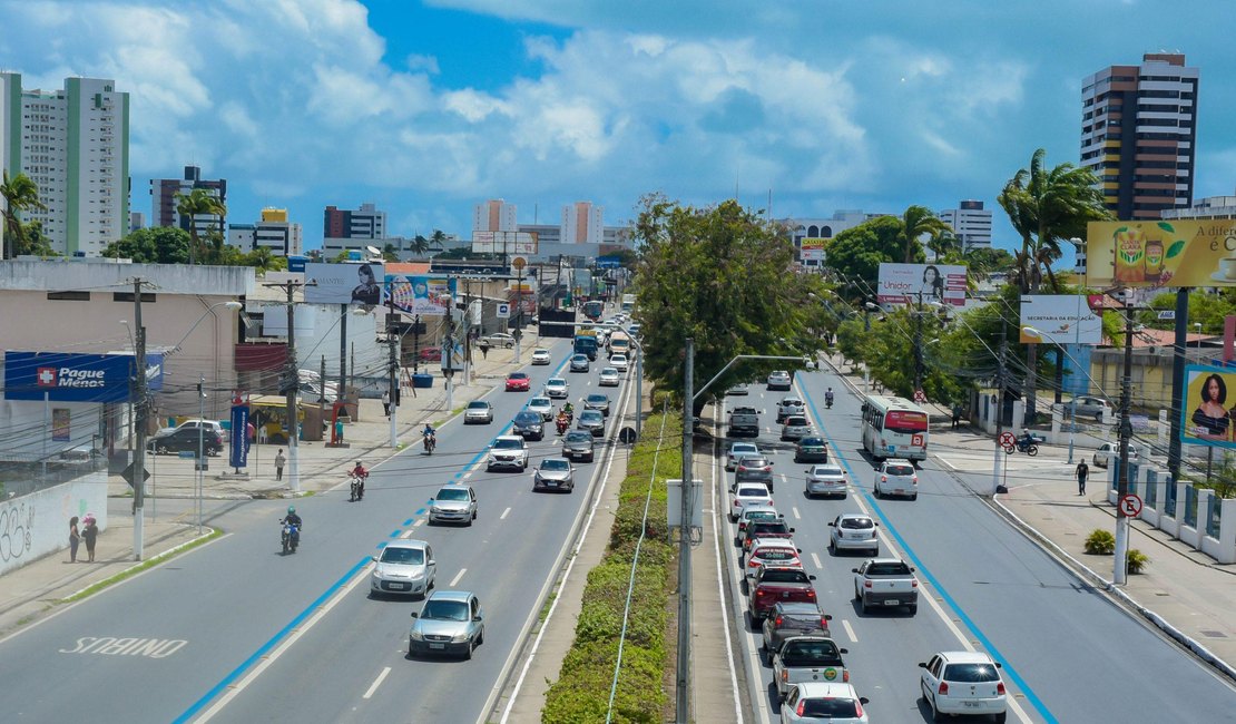 Motoristas por aplicativo poderão utilizar faixa exclusiva de ônibus em Maceió; entenda