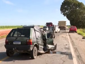 Motorista morre preso às ferragens após colisão entre carro e caminhão na BR-424