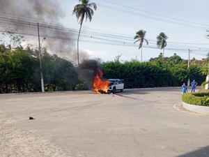 Carro pega fogo após colisão com motocicleta em Paripueira