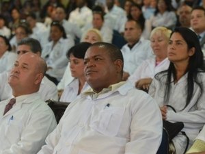 Sete em cada dez brasileiros aprovam saída de médicos cubanos