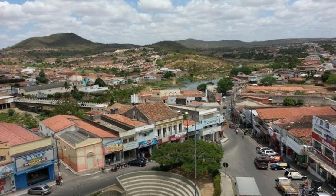 Após reunião política, cinco pessoas são atingidas por disparos de arma de fogo