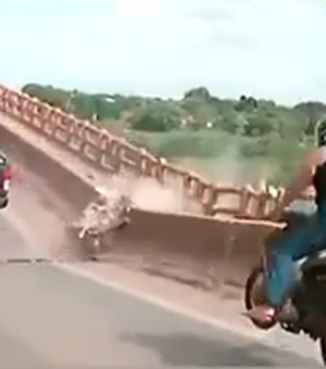 Novo vídeo mostra caminhões e moto arremessados após ponte ruir entre TO e MA