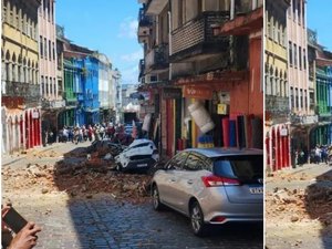 Prédio desaba parcialmente no Pelourinho e atinge veículos