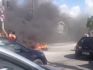 Protesto interdita avenida no Benedito Bentes e provoca trânsito na região