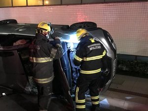 Carro capota após colidir com outro veículo na Ponta Verde