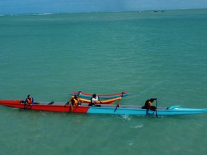Passeio de canoa havaiana é a nova onda de Maragogi
