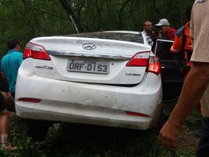 Em acidente fatal, motorista perde o controle de automóvel, capota, e colide com árvore