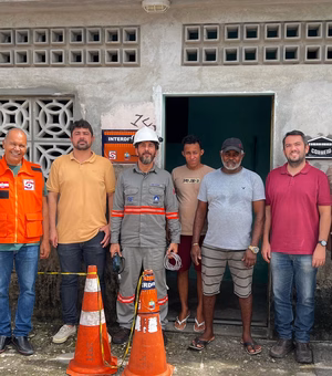 Prefeitura de Penedo realiza nova vistoria técnica para investigar solo de residência que está aquecendo