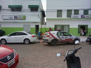 Secretária não recebe servidores e chama a polícia