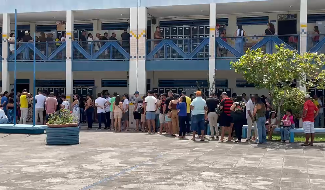 Filas longas são registradas em locais de votação em Arapiraca neste domingo