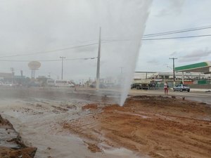 Cano estourado em duplicação causa grande desperdício de água