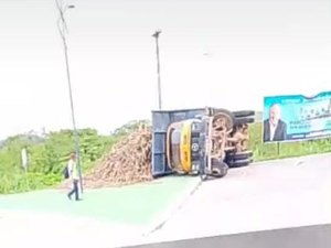 Caminhão tomba no trevo de entroncamento das rodovias AL-105 e AL-430