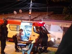 Homem é atacado a tiros em praça pública e socorrido com vida em Arapiraca