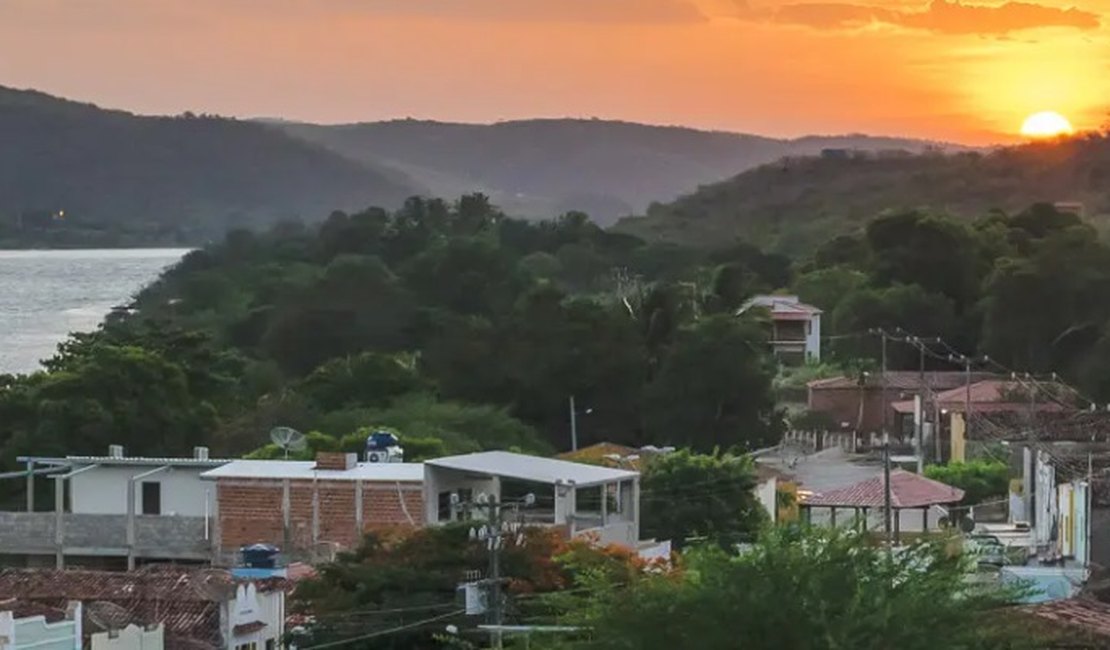 Coco gelado por R$ 9 reais e copo com água a R$ 5. Exploração assusta turistas que visitam Pão de Açúcar e Piranhas