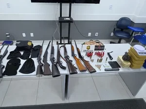 Operação apreende drogas, armas e fardamentos ligados ao Comando Vermelho