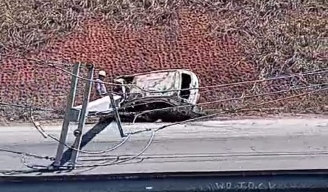 Carro fica totalmente destruído após bater em poste e pegar fogo na Barra de São Miguel