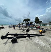 [Vídeo] Prefeitura retira carrinhos de lanchas da Praia de Barra Grande