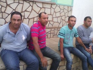 Policial é ferido e dois homens são mortos durante troca de tiros