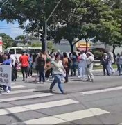 [Vídeo] Funcionários do Hospital Veredas voltam a bloquear Av. Fernandes Lima